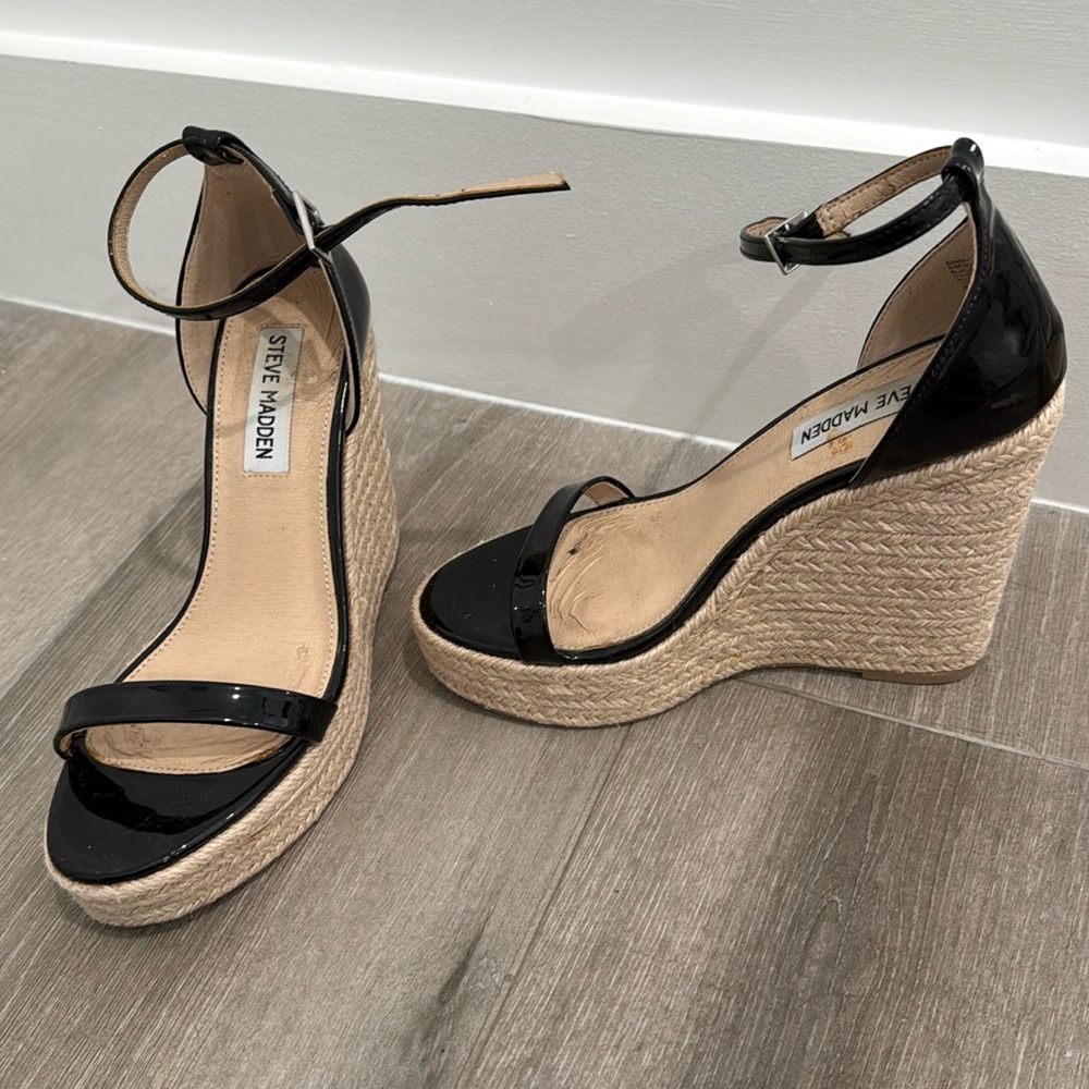 STEVE MADDEN PATENT BLACK WEDGE SANDALS